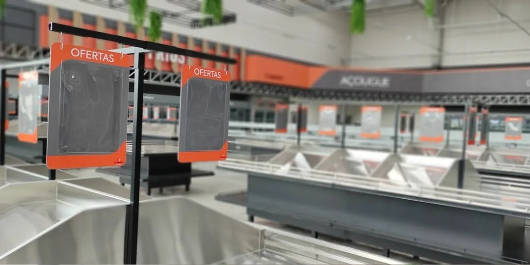 Foto da loja pronta: área de carnes com placas de oferta