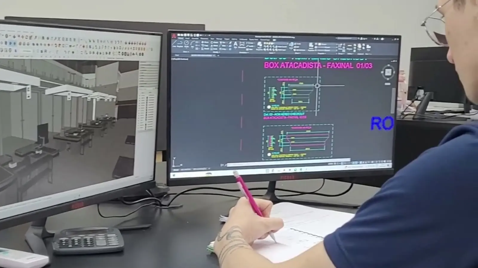 Projetista desenhando a planta de um atacado no estúdio da Ellav
